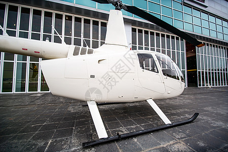 机场航站楼私人商用直升机停放车位机器男人飞行器蓝色领航旅行空气天空飞行航班图片