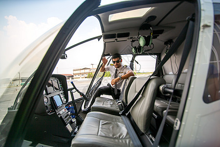商营私人直升机驾驶员领航空气奢华人员商业男人飞行员车辆飞行全体图片