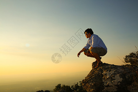 一个人在山顶上 岩石上的人 运动和积极的生活理念 美丽的世界图片