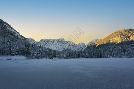 意大利福辛湖冬季高山旅行熔丝天空季节月亮蓝色小屋盆地远足图片