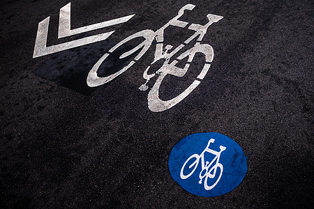 在城市街道表面贴上自行车道标记的近身图纸图片