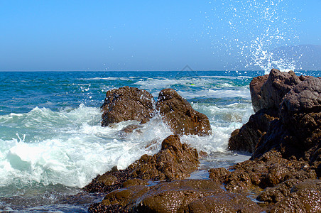 海浪撞击智利安托法加斯塔的岩石盐水泡沫气候流动波浪自然力量海岸自然元素蓝色海岸线图片