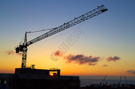 智利安托法加斯塔(Antofagasta)一座建筑起重机在日落前的轮椅图片