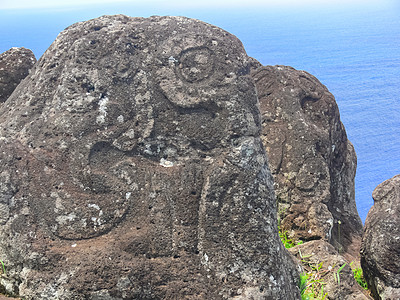 长着石头雕刻的岩石 复活节岛 追溯古代文化峡谷摆渡人神话游客遗产艺术旅行建筑学洞穴破坏者图片