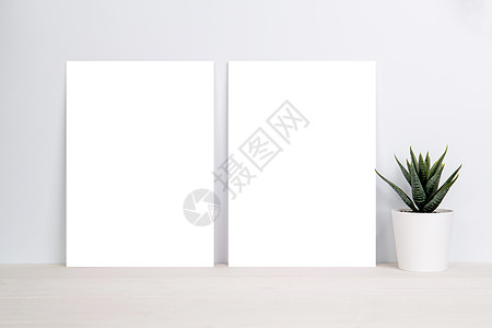 空白纸张复制空间 模型和盆栽植物放在木桌上 海报和邀请函 桌子上空着 卡片装饰您的设计或品牌 简单和最小 没有人推广小样推介会植图片