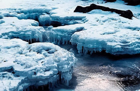 河上的冰雪 在水库的泉水中融雪流动地平线环境天空地区岩石季节溪流海岸漂流图片