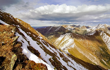 云绕雪山顶冬雪中的赛昂山 山的本质是说池塘天空岩石风光风景山顶山峰假期蓝色旅行背景