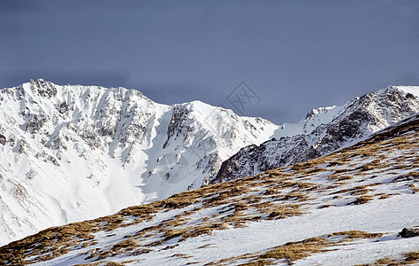 冬雪中的赛昂山 山的本质是说旅行山峰全景颜色远足蓝色森林岩石踪迹反射图片
