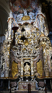转折点西班牙托莱多 — 24日 — 9月 — 2020年 中世纪历史名城托莱多大教堂的内部背景