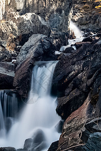 阿尔泰河的一条山河上的小瀑布 阿尔泰山区河流天堂旅行苔藓巨石森林山脉公园国家运动冒险图片