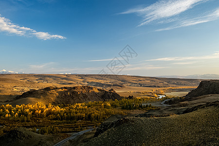 阿尔泰山和两山之间的峡谷的自然景观 以及那座山的景象山沟房屋远足岩石海岸溪流叶子针叶林石头天空图片