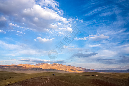 阿尔泰山和两山之间的峡谷的自然景观 以及那座山的景象环境丘陵树木露天石头天空全景风景岩石晴天图片