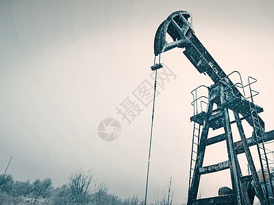 油井上的岩石机 石油生产技术矿业柴油机力量汽油钻孔金属场地抽油机经济图片