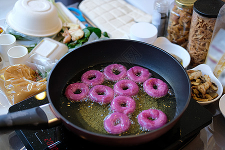 油炸紫薯甜甜圈 油炸甜点食物小吃紫色糕点甜甜圈土豆美食背景图片