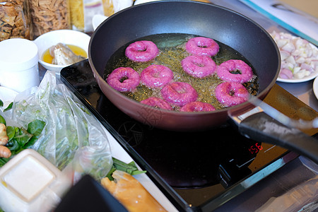 油炸紫薯甜甜圈 油炸甜点美食紫色土豆食物糕点小吃甜甜圈背景图片