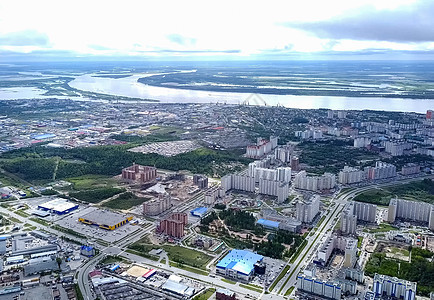 从上面看苏尔古特市 亨特斯曼西自治区 鸟眼观的阴暗城市游客旅行寺庙烟斗天际全景景观旅游圆顶房子图片