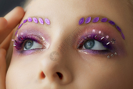 有紫色妆容的女性眼睛 美丽的长眉毛和眉毛图片