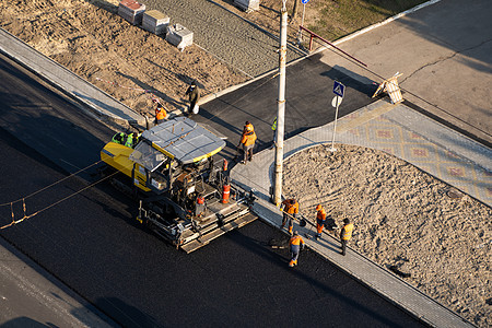 2020年9月10日 工业沥青帆车在街上的道路建设工地铺设新的沥青压实机终结者劳动者柏油车道车轮铺路机器路面卡车图片