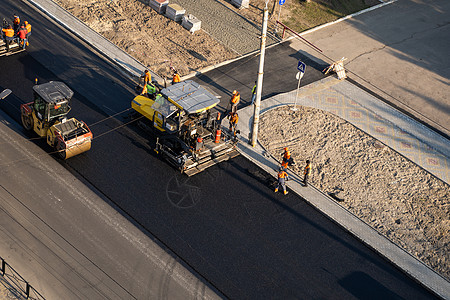 10 2020 带有重型振动压路机的重型沥青压路机在街道上的道路施工现场压上新的热沥青和沥青摊铺机建筑振动工程操作员柏油路面运输图片