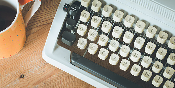 木制桌上的老式旧式打字机博客写作作者日记新闻业乡村杂志打印评书时间图片