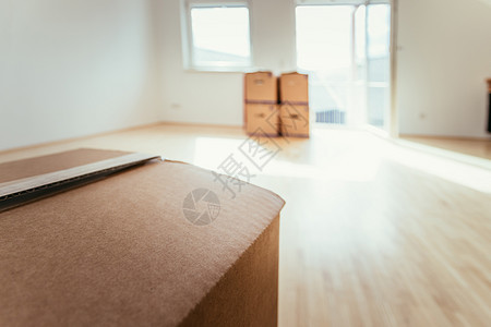 移动 纸板 用于搬入新的 清洁和亮亮的家的盒子公寓抵押包装窗户船运搬迁房间送货财产房地产图片