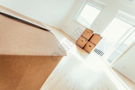 移动 纸板 用于搬入新的 清洁和亮亮的家的盒子投资搬迁卡片盒房地产阳光公寓房间抵押建房财产图片
