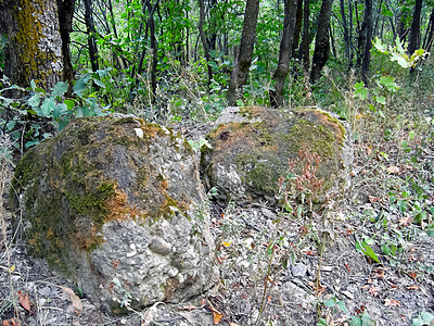 Beloertsky 草原 自然阻碍了Beloretsky 道路和地貌悬崖石头顶峰公园蓝色旅游树木国家岩石村庄图片