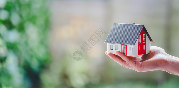 成人手握着红屋模型 户外 新住宅 财产和房地产的概念 文字空间宽屏投资住房建筑学抵押销售居住装修贷款生活图片