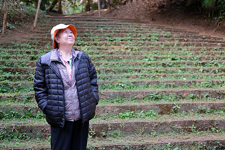 在公园休息放松的年老老年妇女 老年人休闲生活习惯 包括闲暇长老女性花园女士退休图片