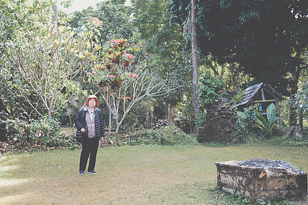 在公园休息放松的年老老年妇女 老年人休闲生活习惯 包括闲暇女士女性花园长老退休图片