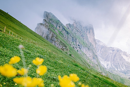 一对夫妇在度假远足 在 Seceda 峰上欣赏美景 特伦蒂诺上阿迪杰 白云岩阿尔卑斯山 南蒂罗尔 意大利 欧洲 Odle 山脉 图片