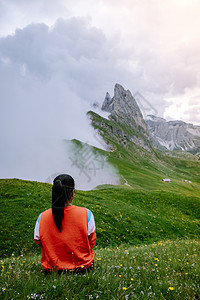 在度假远足的女人 Seceda 峰的壮丽景色 特伦蒂诺上阿迪杰 白云岩阿尔卑斯山 南蒂罗尔 意大利 欧洲 Odle 山脉 Val图片