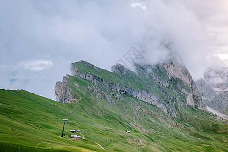 一对夫妇在度假远足 在 Seceda 峰上欣赏美景 特伦蒂诺上阿迪杰 白云岩阿尔卑斯山 南蒂罗尔 意大利 欧洲 Odle 山脉 图片