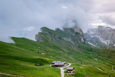 一对夫妇在度假远足 在 Seceda 峰上欣赏美景 特伦蒂诺上阿迪杰 白云岩阿尔卑斯山 南蒂罗尔 意大利 欧洲 Odle 山脉 图片