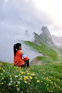 在度假远足的女人 Seceda 峰的壮丽景色 特伦蒂诺上阿迪杰 白云岩阿尔卑斯山 南蒂罗尔 意大利 欧洲 Odle 山脉 Val图片