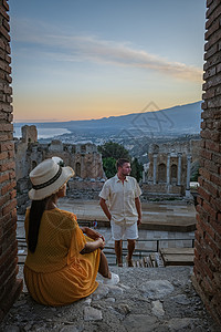 在意大利的背景之下 在Taormina参观了古希腊剧院的Ruins Taormina位于西西里岛东岸Messina市旅游海岸岩石图片