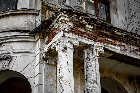 古老的破碎希腊列柱顶端纪念碑法庭寺庙古董法院建筑学旅行废墟法律神话图片