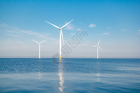 海上风车公园 有暴云和蓝天 海中风车公园涡轮机生态蓝色天空技术活力农场涡轮公园海洋图片