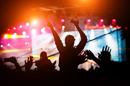在音乐会上举起手的人的轮椅 舞台灯光纸屑观众夜店岩石星星青年欢呼聚光灯演员民众图片