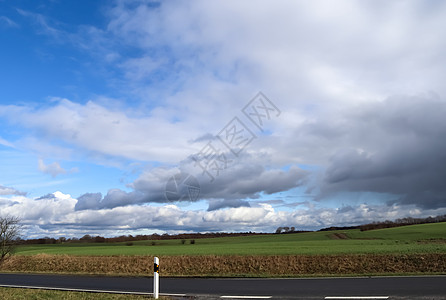 蓝色天空中的美丽的云朵 在北欧洲的农林风景中全景农业草原晴天爬坡场地草地地平线国家农村图片