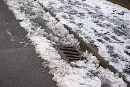 12 - 在路边被融雪包围的公路地表排水图片