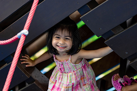 可爱的小亚洲女孩 微笑和玩耍在游乐场上图片