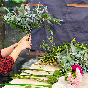 花女在店里做花花束职业植物群店铺花园女人郁金香风格剪刀雏菊生意图片