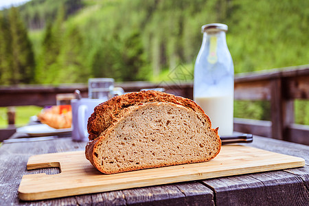 高山小屋的豪华早餐 在户外玻璃瓶中新鲜面包和牛奶脆皮棕色砧板粮食饮食小吃糕点营养面粉烹饪图片