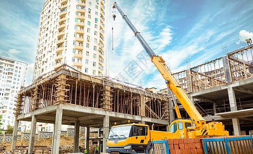 建筑工地的起重卡车建筑材料财产人群起重机城市劳动者景观构造模块报酬图片