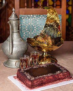 阿拉伯茶壶玻璃和蛋糕图片