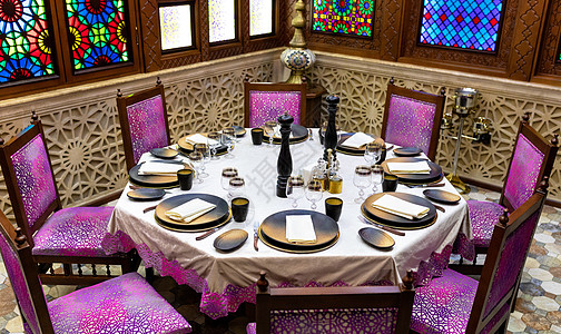 旧式阿拉伯餐厅室内内饰凳子桌面咖啡店建筑学椅子木头用餐商业房间图片