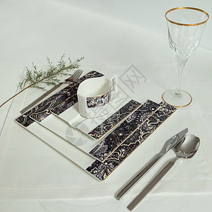 一套干净的餐具 盘子 盘子 餐具和桌上用具厨房餐厅水晶杯子玻璃眼镜银器服务制品正方形图片