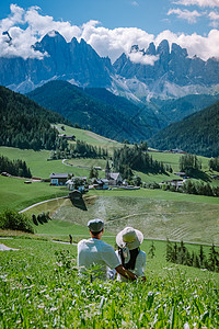 在意大利多洛米特地区Dolomites地区的村度假的情侣墙纸中音农村高山教会顶峰远足村庄图片
