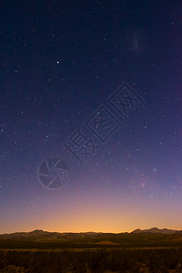 在阿根廷门多萨的乌斯帕拉塔附近的沙漠上 星光照亮的天空星座天文学宇宙夜空蓝色地平线靛青荒野星星星空图片